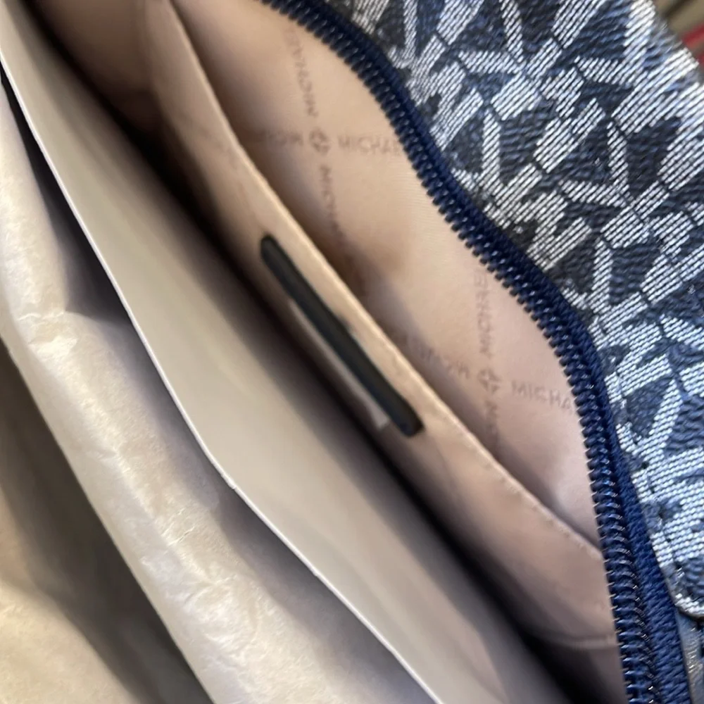 Michael Kors Mirella Small Ombré Signature Logo Crossbody Bag
Navy
NWT - Picture 16 of 16
